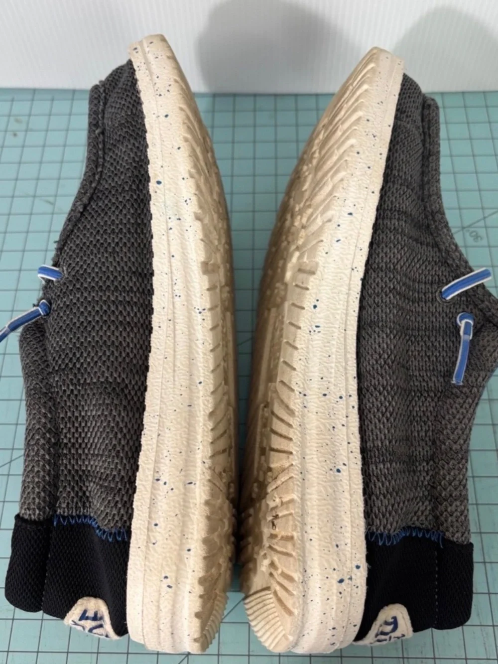 Hey Dude Shoes Youth 2 Wally Sox Loafers Sneakers Sharkskin Gray Fabric size YT6